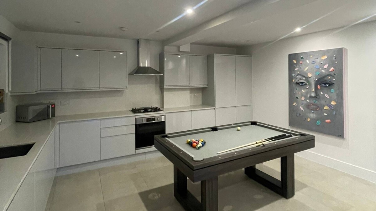 Redbridge House | Brand new build - 4 bed stunner - EV Charge point - Pool Table