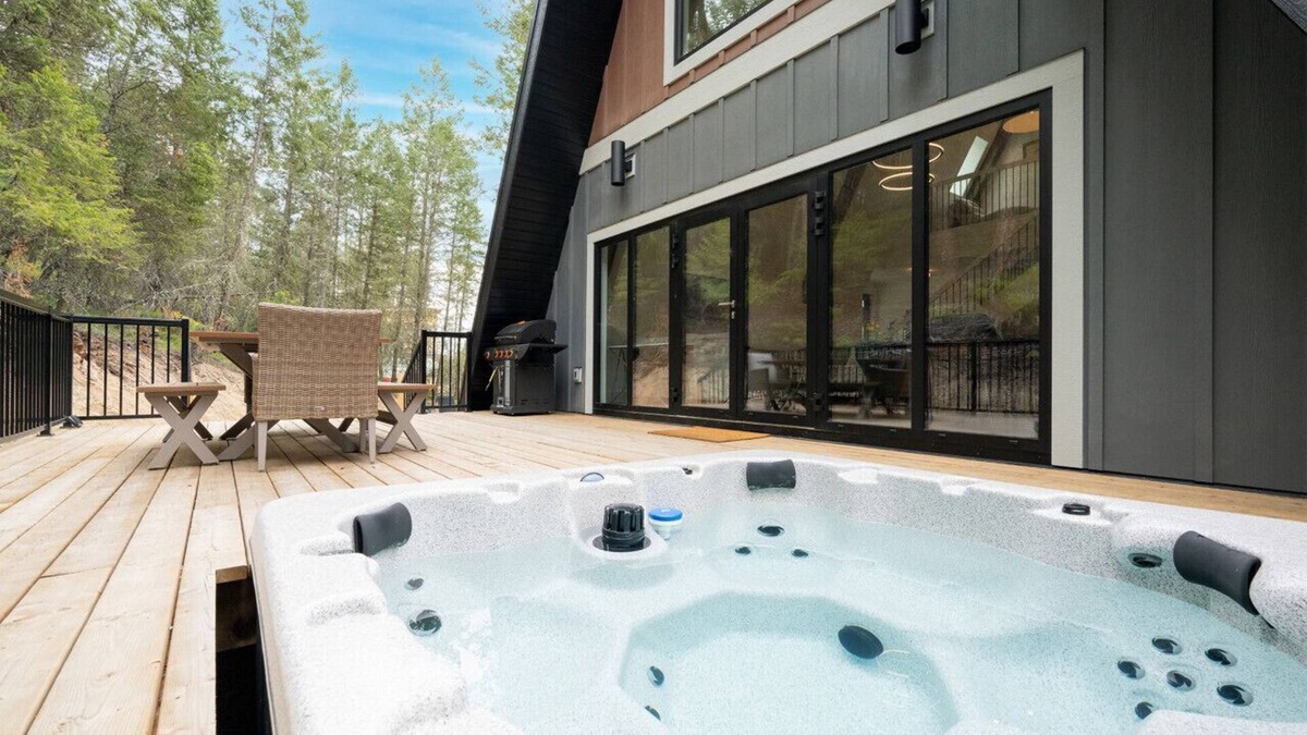 East Kootenay House | Brand New A Frame | Hot Tub | Cinema & Games Room