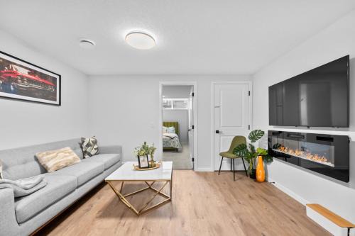 Keith House | Brand New Cozy2BR House NW Calgary DT Banff Sleep4
