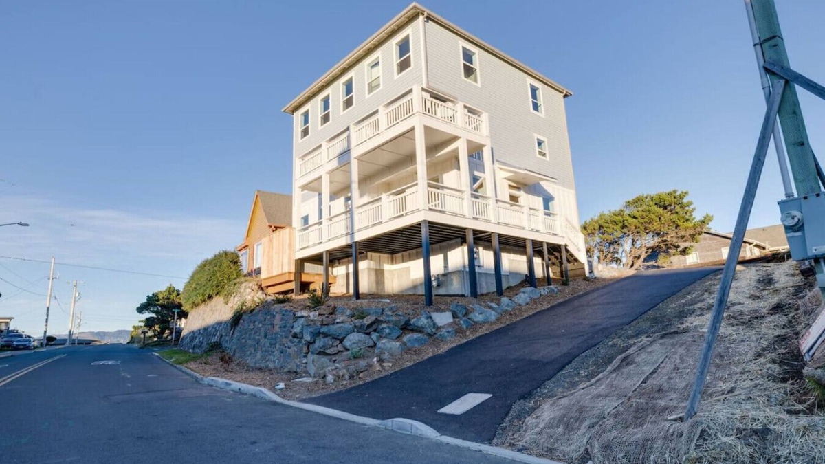 Lincoln City House | Brand New Custom Construction | Ocean Views | Hot Tub | Arcade | Sleeps 20