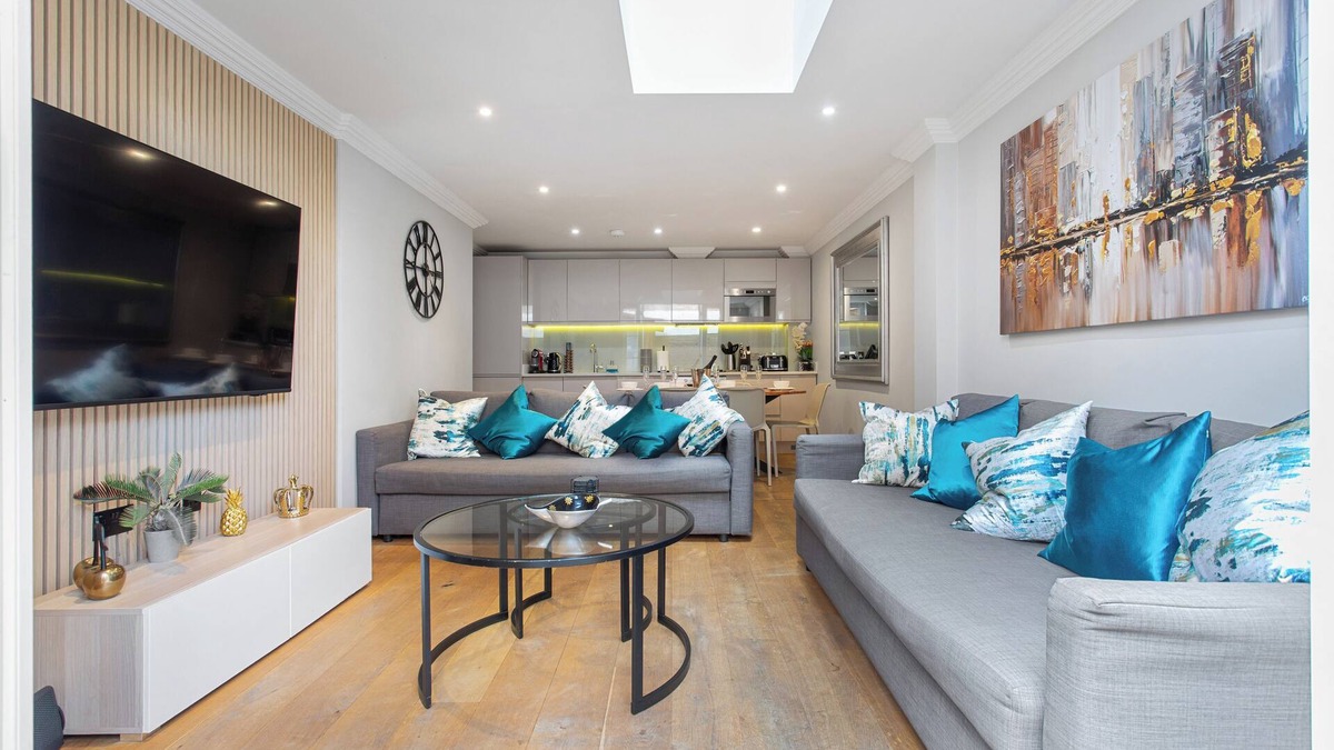 Islington Apartment | Brand New Development. 5 Star Luxury flat with garden