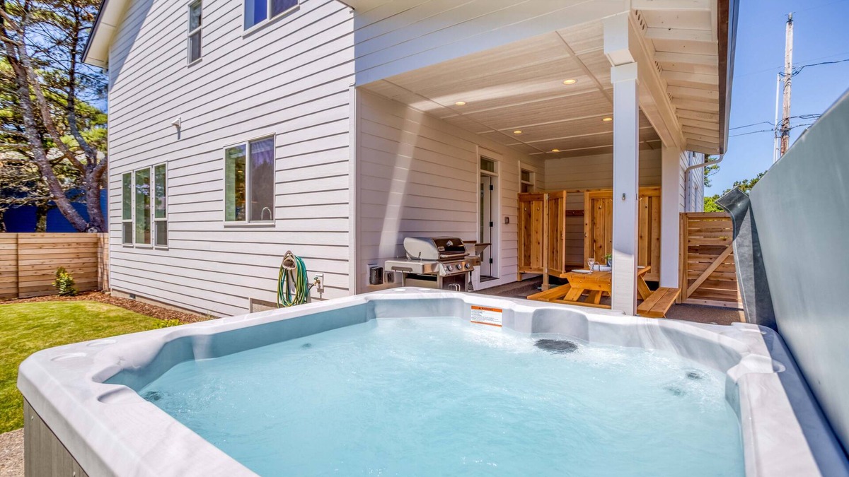 Lincoln City House | Brand New Home: 3 King Bedrooms, Kids Bonus and Bunk Room, Hot Tub, Near Beach!