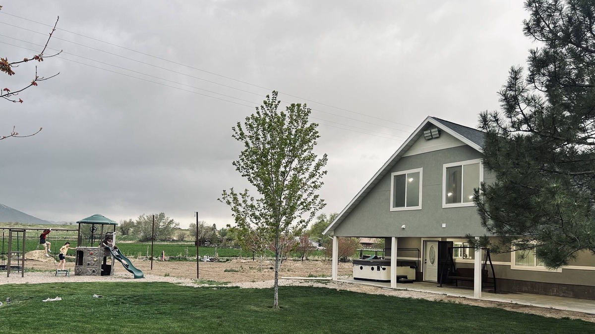 Leamington House | Brand New Home, hot tub, pool table, mountains, river float,dunes, rock hound