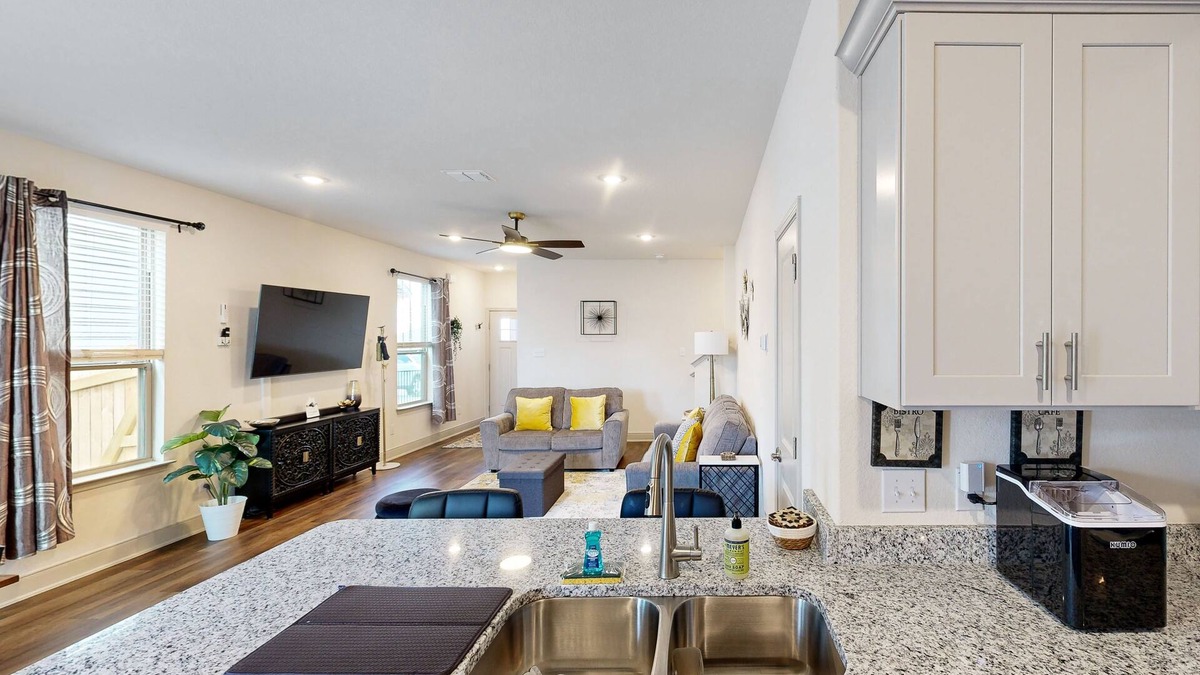 San Antonio House | Brand new home with enclosed backyard