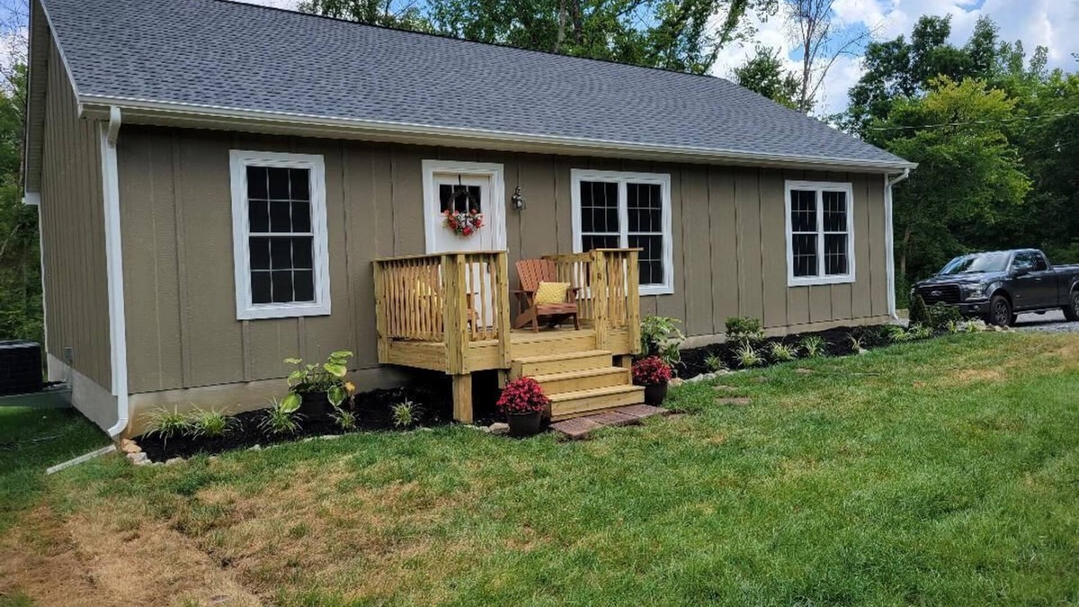 Luray Cabin | Brand new! Husky Hideaway with hot tub!