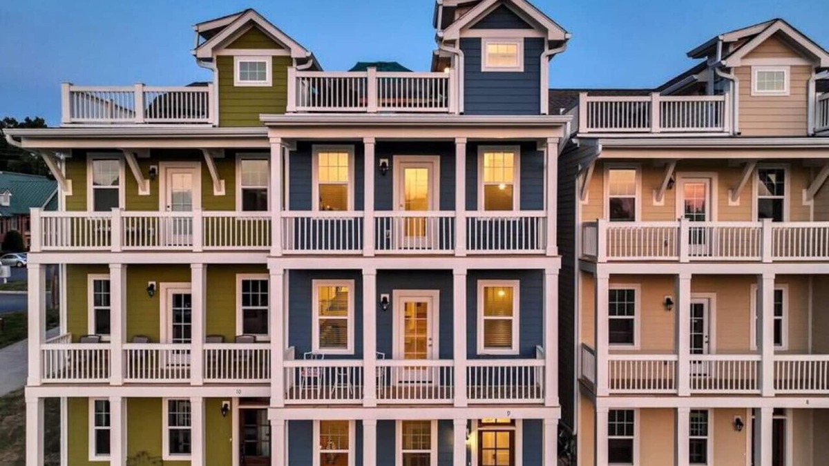 Lakewood House | BRAND NEW LISTING DISCOUNT! - 'The Look Out' at Turtle Bay Marina