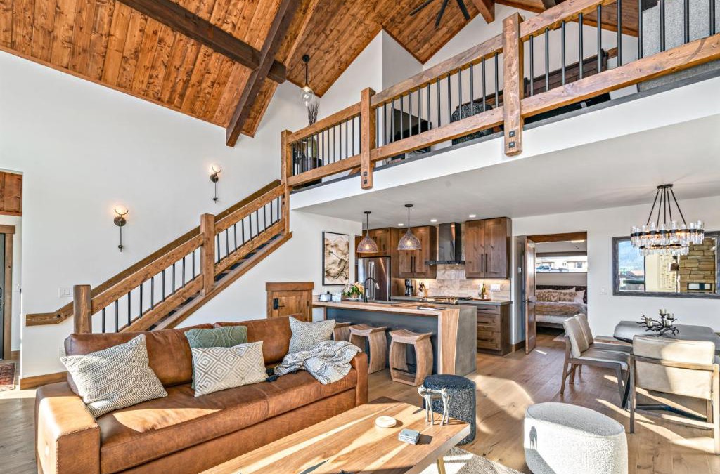 Estes Park House | Brand NEW Located on Lake Estes Private Jacuzzi Two Patios Indoor and Outdoor Fireplace