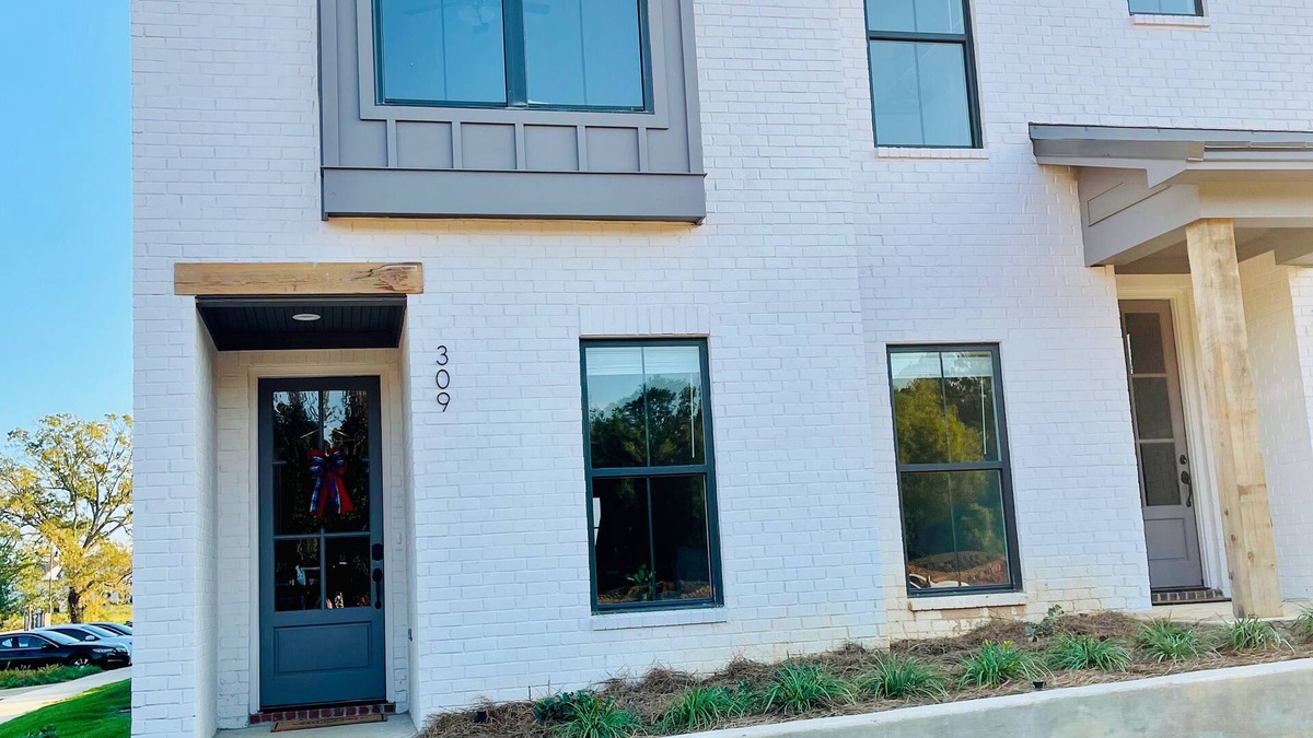 Oxford Condo | Brand new Luxury Townhome condo 1.7 mi to square!
