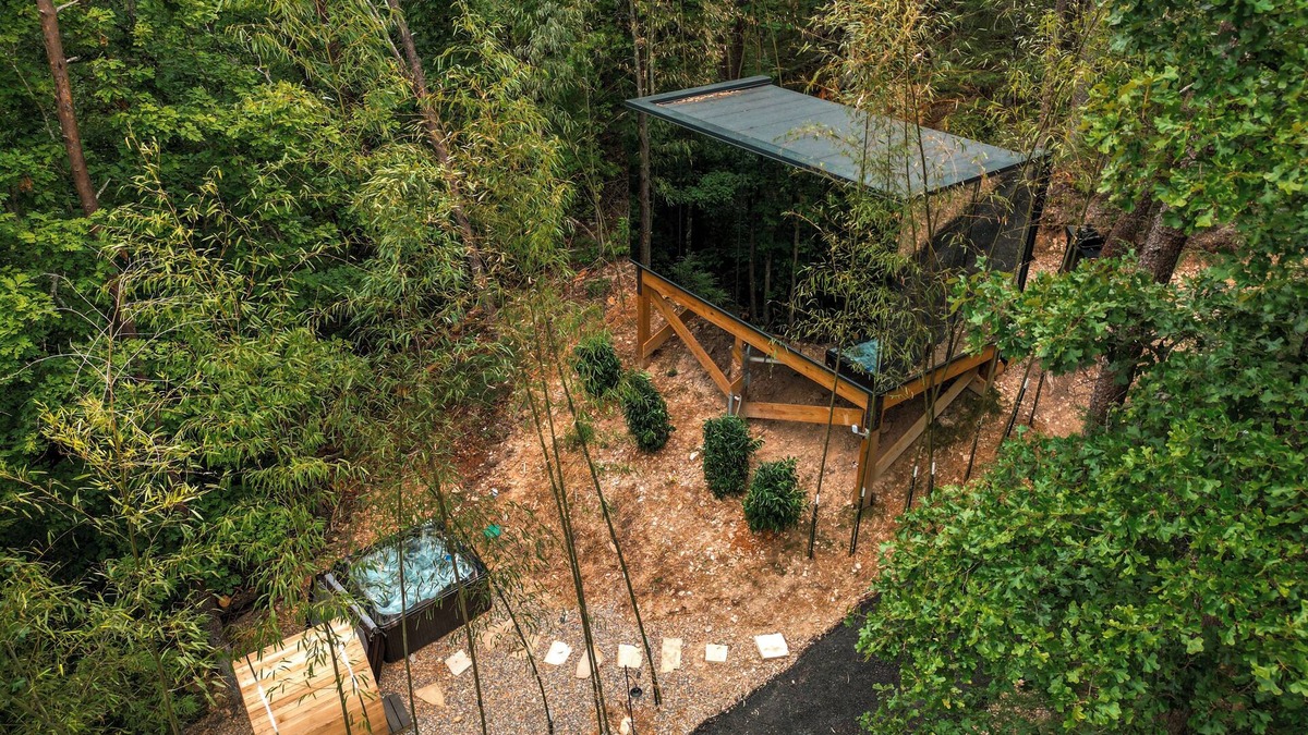 Sevierville House | Brand New Mirror Home - Sauna - hot tub!