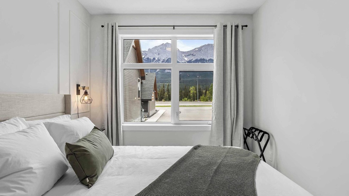 Harvie Heights Apartment | Brand New - Modern Rocky Mt. Retreat by Banff