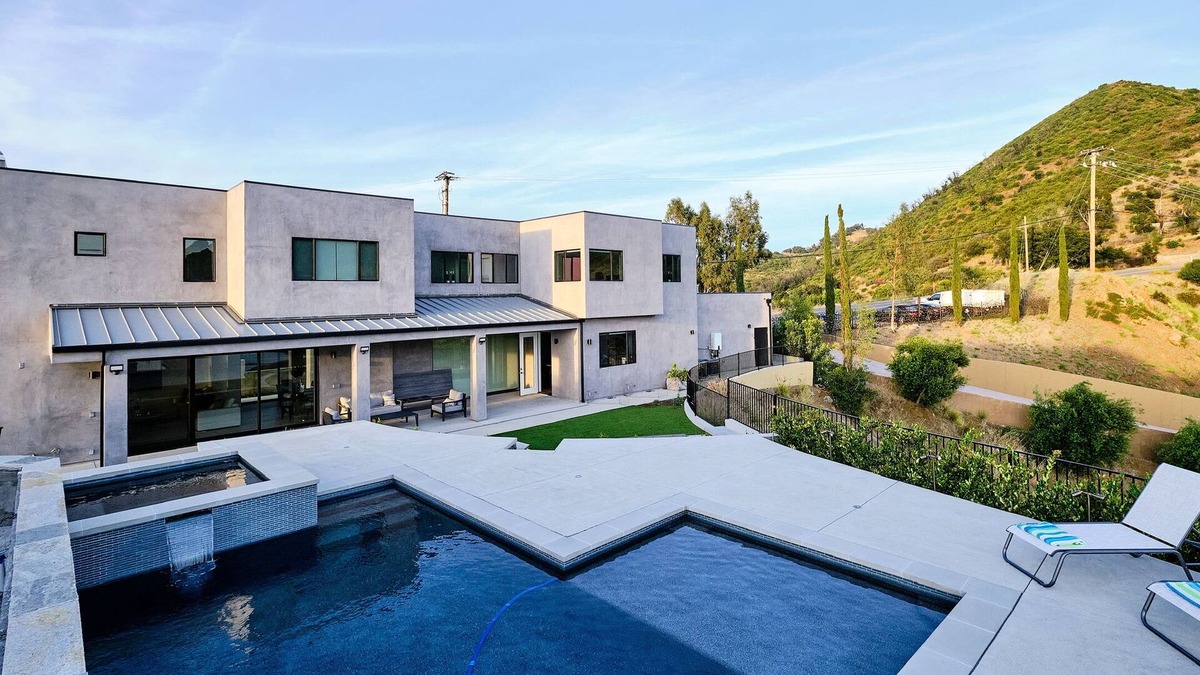 Malibu House | Brand New Modern Home 7 minutes from the beach!