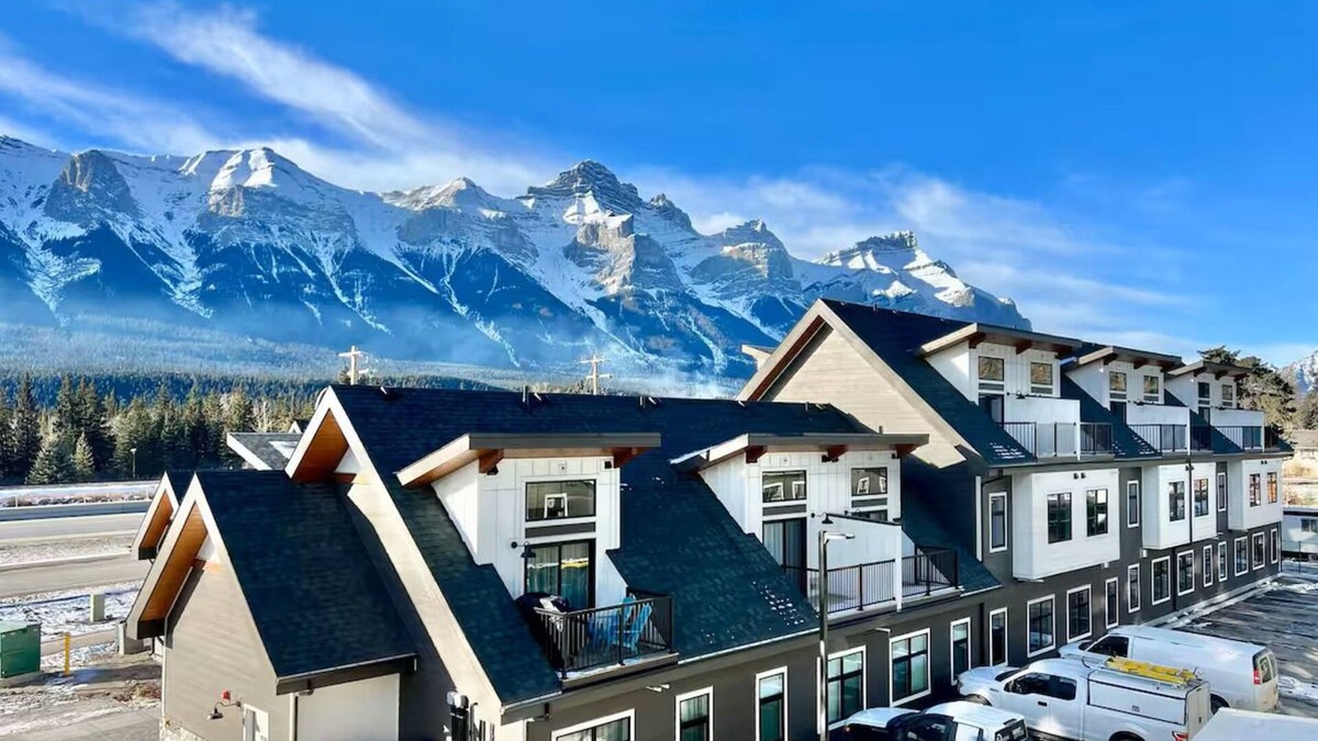 Harvie Heights House | Brand New Modern Townhouse with Stunning Mountain Views – Sleeps 6