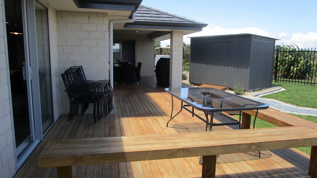 Wharewaka House | Brand New Paradise In Wharewaka, Sky channels with Sky Sports, WifI,Fully Fenced