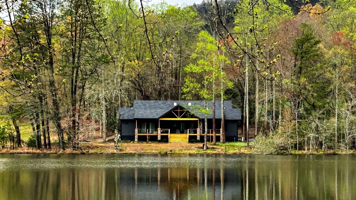 Mills River House | BRAND NEW Perfect Getaway with Lake Views, Full Kitchen and Outdoor Fire Pit