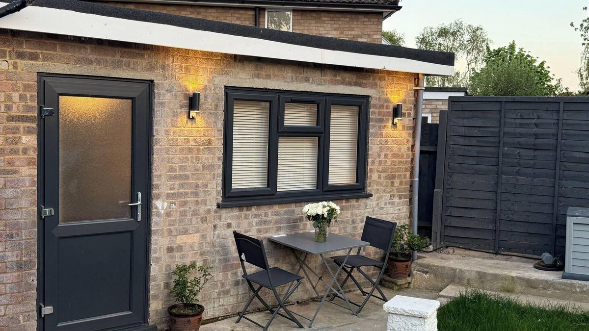 Woodley Apartment | Brand New Renovated- Free Parking- Garden- SmartTV