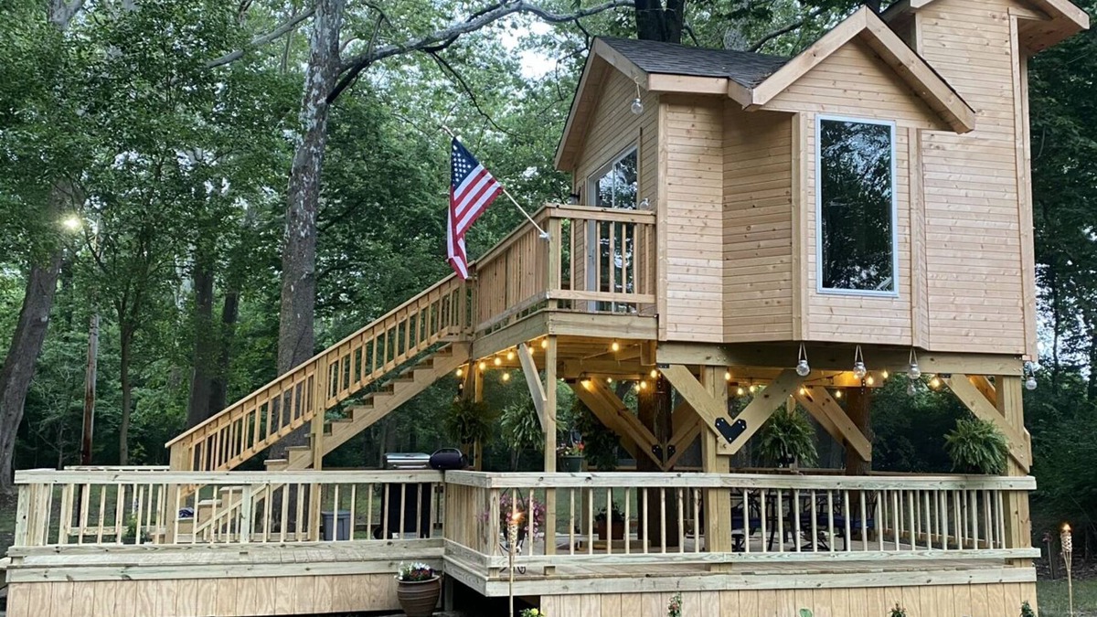 Circleville Cabin | Brand new Rustic Treehouse on the Scenic Big Darby Creek Sleep under the stars.