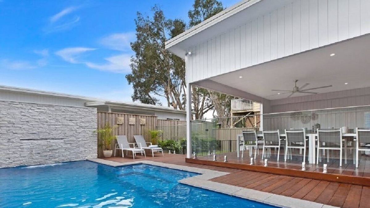Wamberal House | Brand New - Sleeps 12, walking distance to Wamberal Beach
