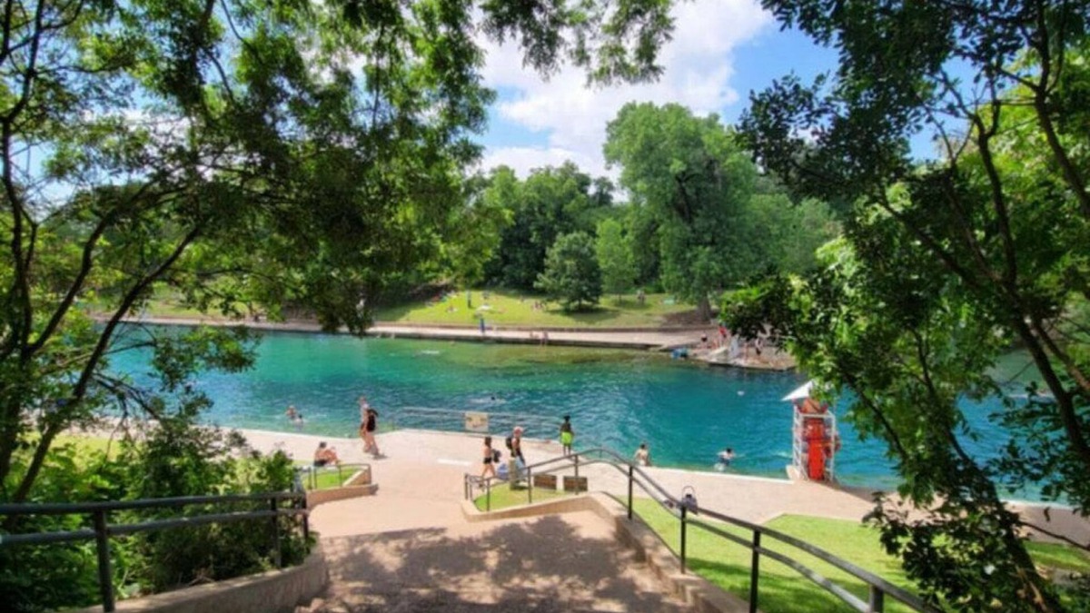 North University House | Brand new! Steps2 UT! Near DT! Luxury, Sleeps 10, Xbox, Ps5, CoffeeBar, Pets ok