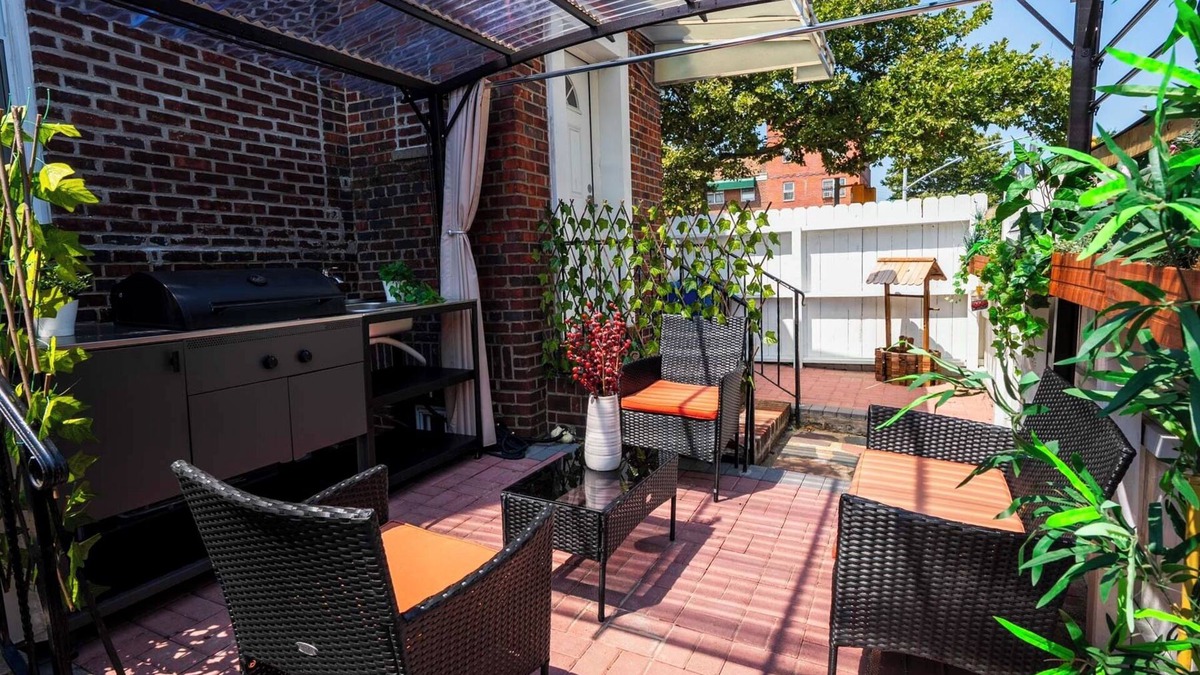 Queens Apartment | Brand New Studio! Stylish w/Laundry! Parking! Main St!