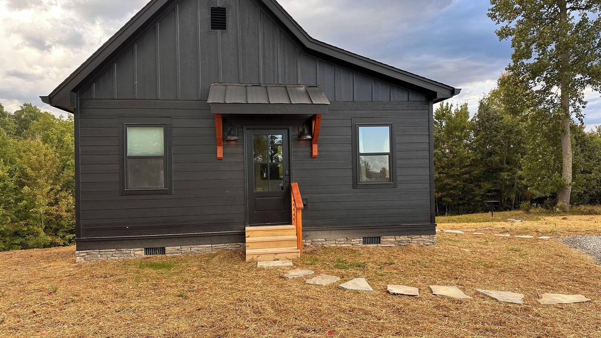 Keslers Cross Lanes Cottage | Brand New! The Cottage at Sunset Farm