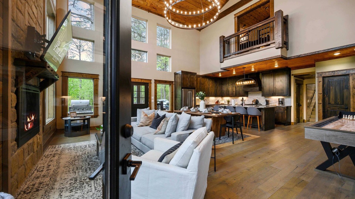 Broken Bow Cabin | Brand New The Lookout: Pool, Pond, Fun Slide, Scavenger Hunt, EV Tesla Outlet, Pet Friendly