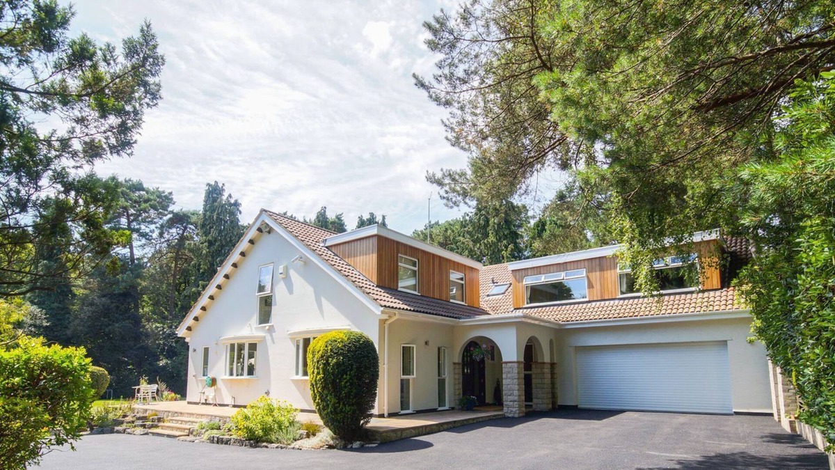 Canford Cliffs Cottage | BRANKSOME WOOD HOUSE, character holiday cottage, with pool in Poole