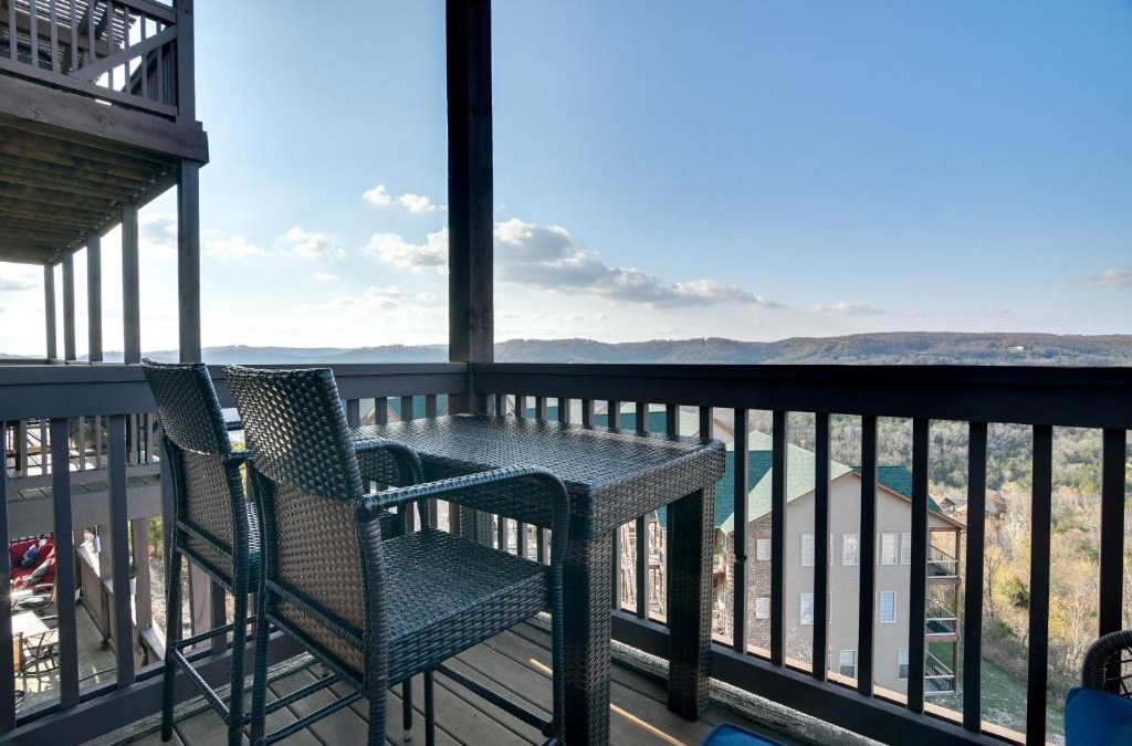 Indian Point Apartment | Branson Condo with Pool Near Silver Dollar City!