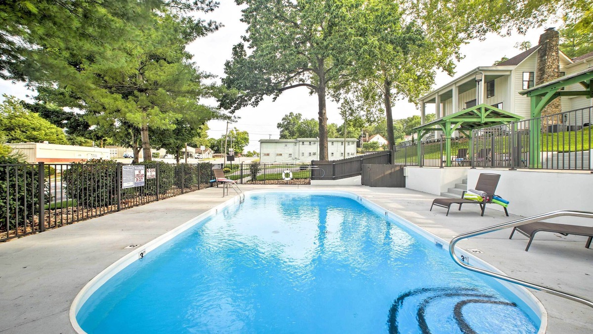 Downtown Branson Cottage | Branson Cottage w/Pool Access ~ 2 Mi to the Strip