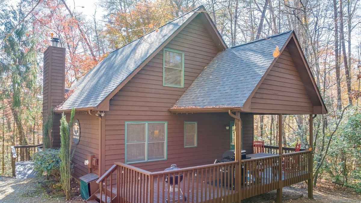 Sautee Nacoochee House | Braveheart Cabin- Cozy, large cabin w/ balcony & hot tub, walk-in shower