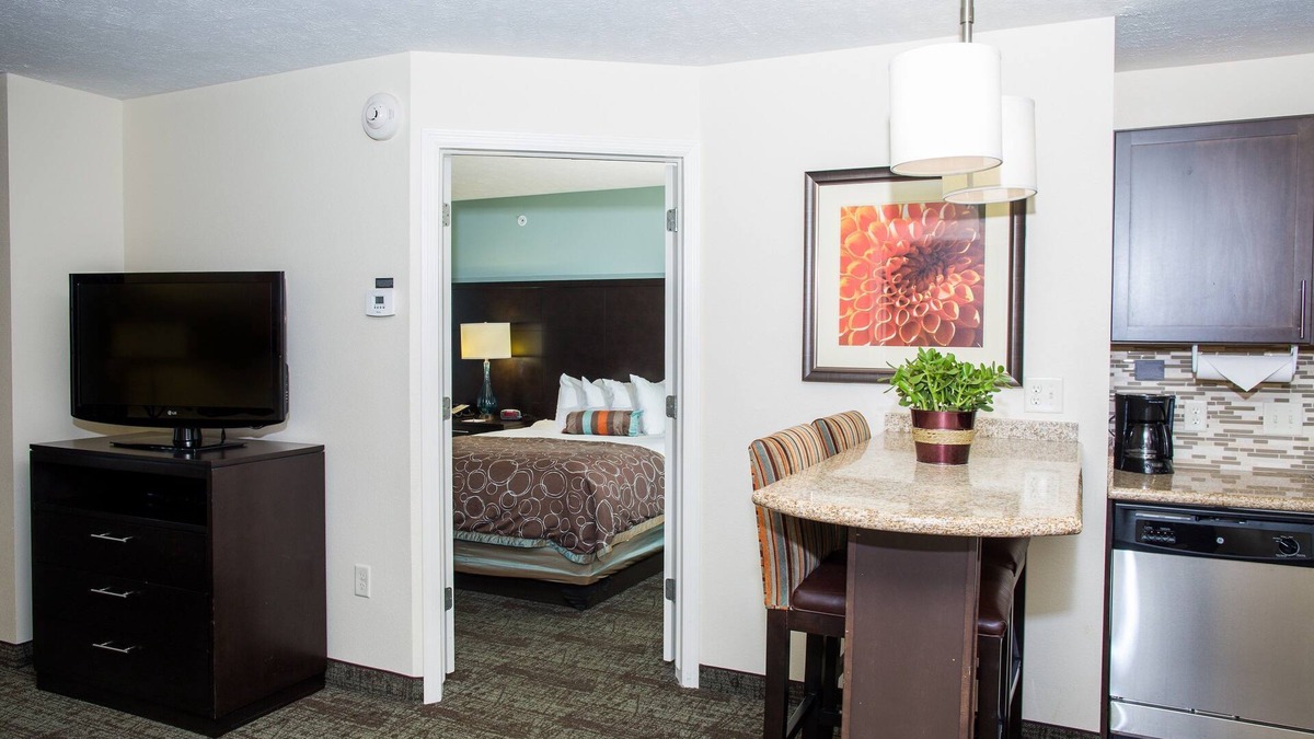 Lincoln Condo | Breakfast, Pool, Hot Tub, Near Univ of Nebraska