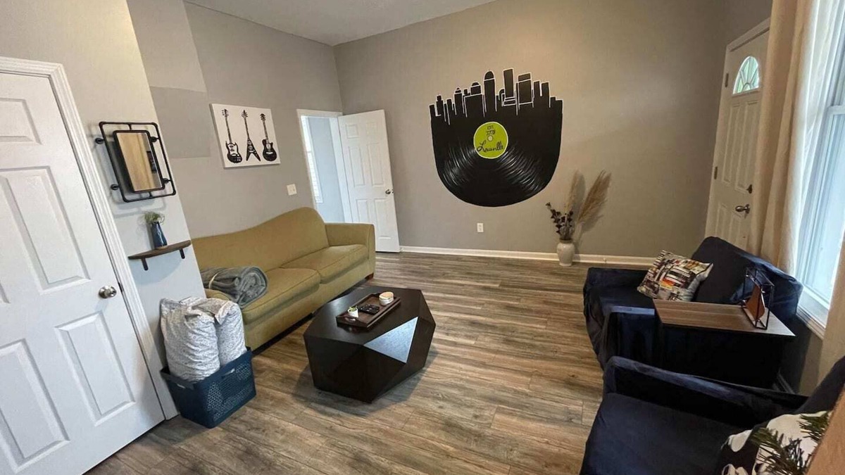 Paristown Pointe House | Breaking Records - Steps from Paristown Hall