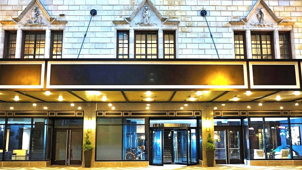 Downtown Chicago Hotel | Breath of Fresh Air! Near Willis Tower and Cloud Gate - The Bean, Pet-Friendly