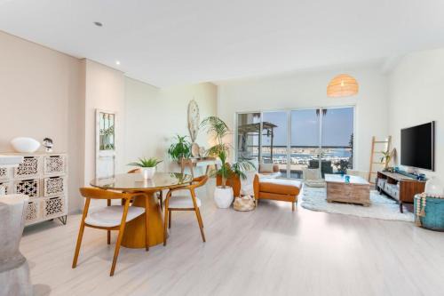 Palm Jumeirah Apartment | Breathtaking 1BD Bohemian ApartmentPalm Jumeirah