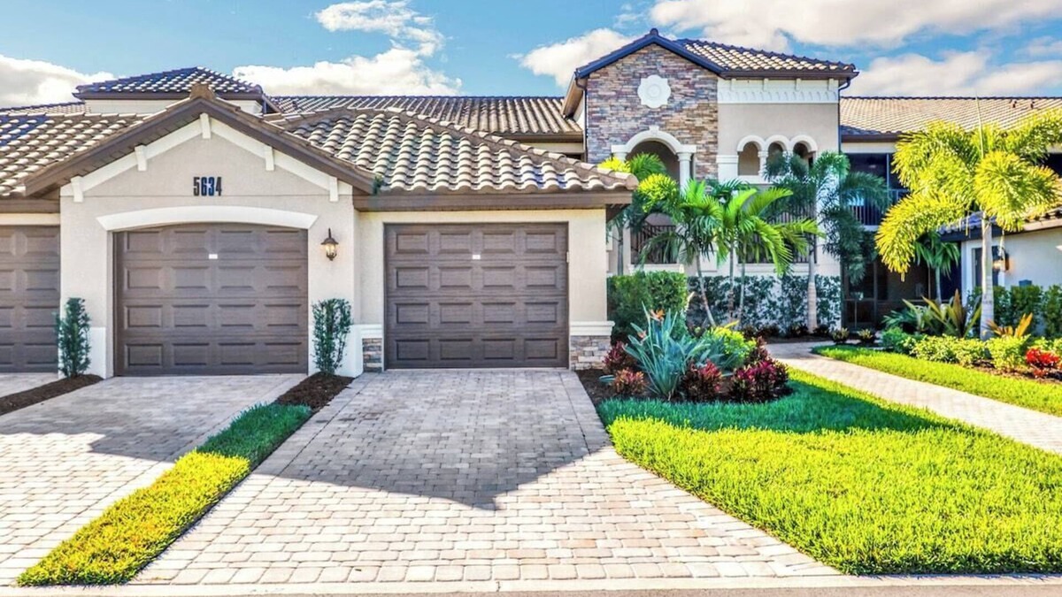 Lakewood Ranch Condo | Breathtaking 3 BR condo with lake views in Lakewood National Golf Club - Shades Of Summer