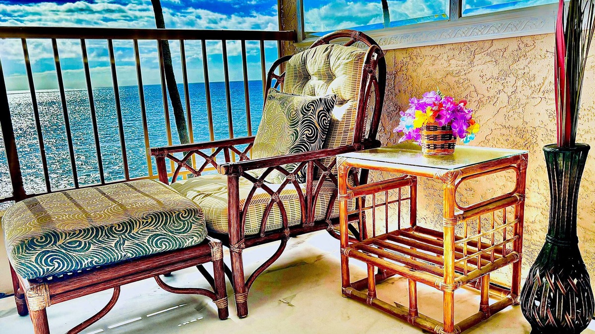 Historic Kailua Village Condo | "Breathtaking. Best View & Location!" ★n2024 Remodel, Top Floor Oceanfront