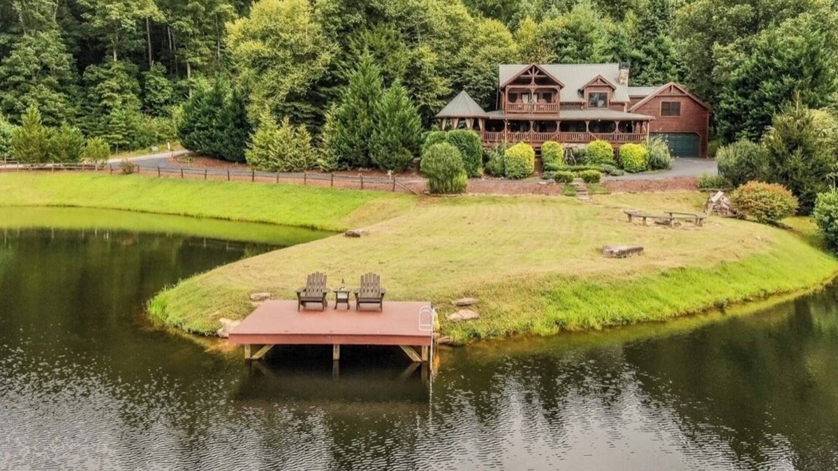 Natures Courtyard Cabin | Breathtaking Lakefront Cabin, Fully Stocked with Hot tub and Firepit