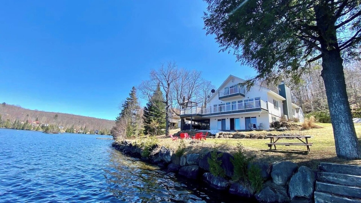Chertsey Cottage | Breathtaking Lake View With Spa Chalet 360