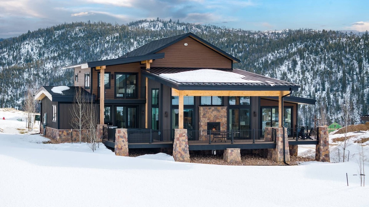 Granby House | Breathtaking Mountain Manor, Huge Deck w/Hot Tub, Everything High End and New, 1 Mile to Ski Slopes