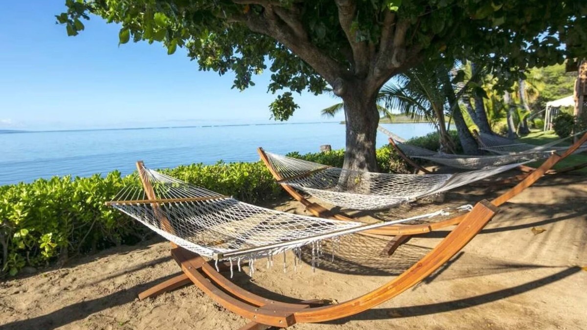 Kaunakakai House | Breathtaking Ocean Front Room w/Porch | Romantic Couple Getaway