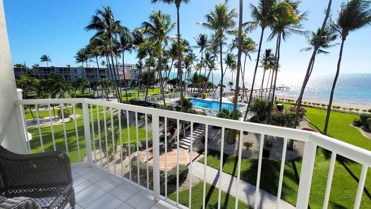 Layton House | Breathtaking Oceanviews, Pool, Sandy Beach what more could you ask for?