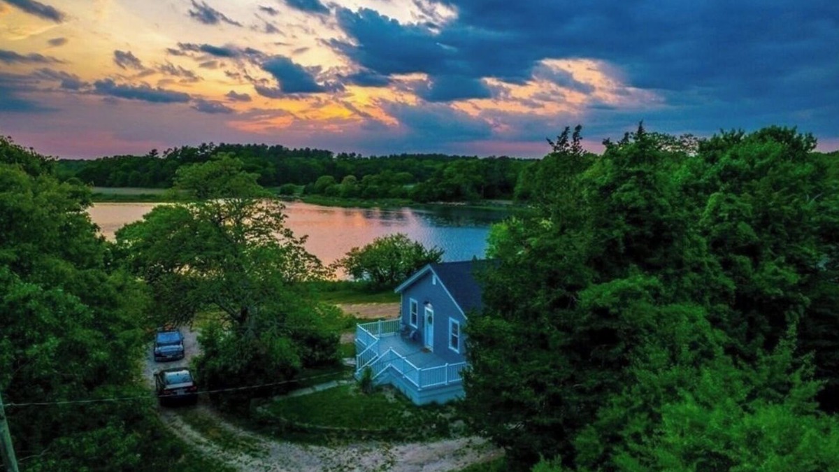 Wareham House | Breathtaking riverfront pet-friendly hideaway near beaches & downtown