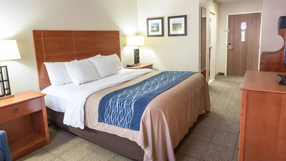 Augusta House | Breathtaking Rm for Luxurious Stay! Free Wi-Fi