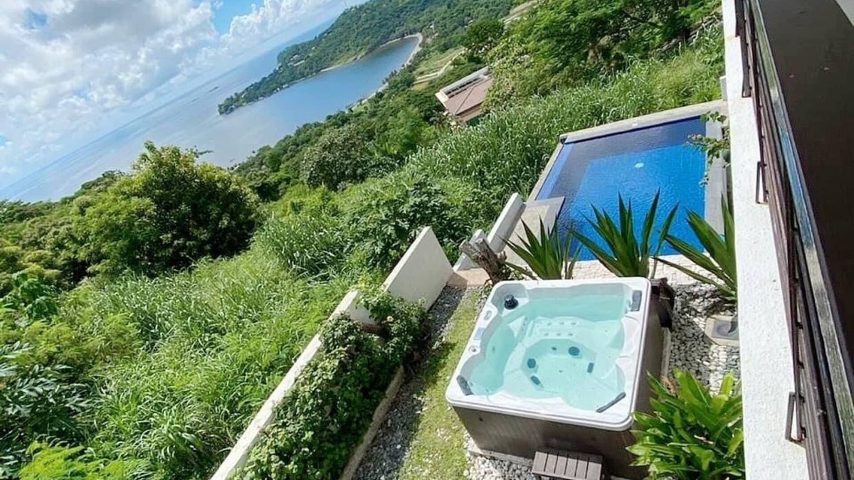 Poblacion Villa | Breathtaking sea and hill view. 5 mins drive to beach. Pet Friendly.