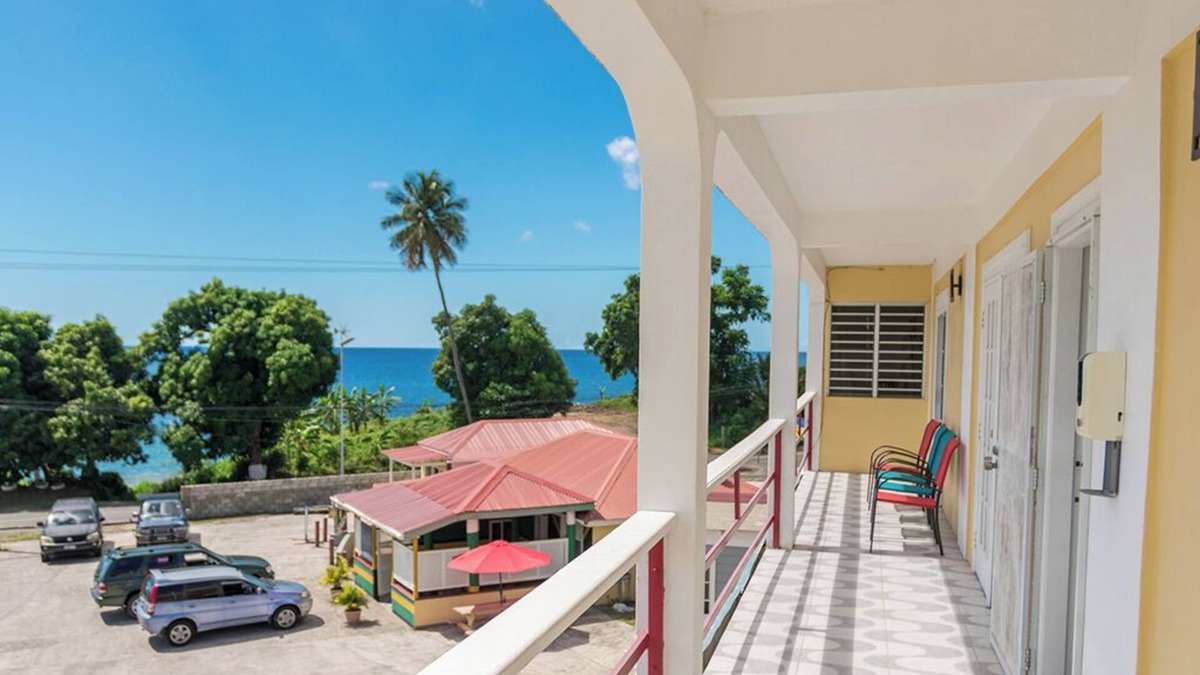 Barroui Apartment | Breathtaking Seafront, 5 bdrm Guesthouse in Jimmit. Perfect for groups.