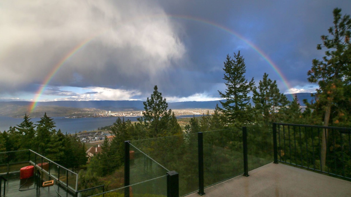 West Kelowna Estates Bed & Breakfast | Breathtaking view and privacy just for you and the one you love
