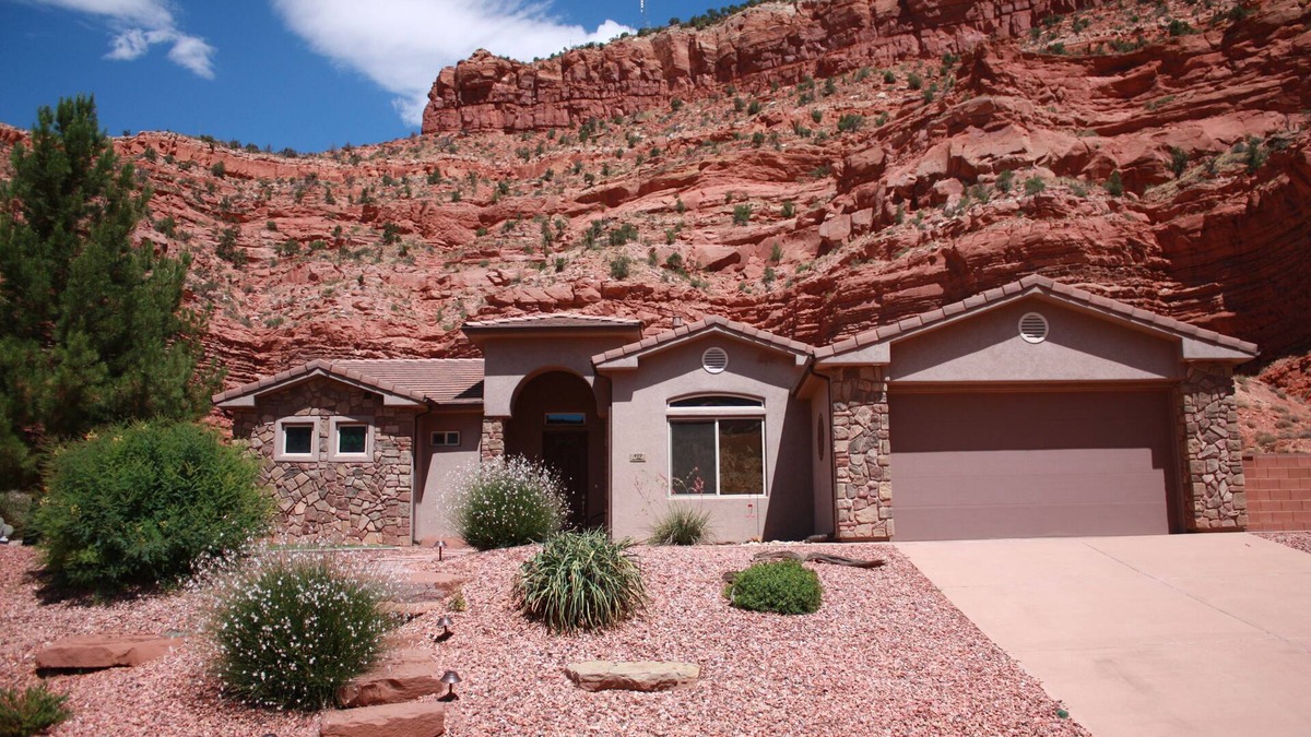 Kanab House | Breathtaking View of Red Cliffs