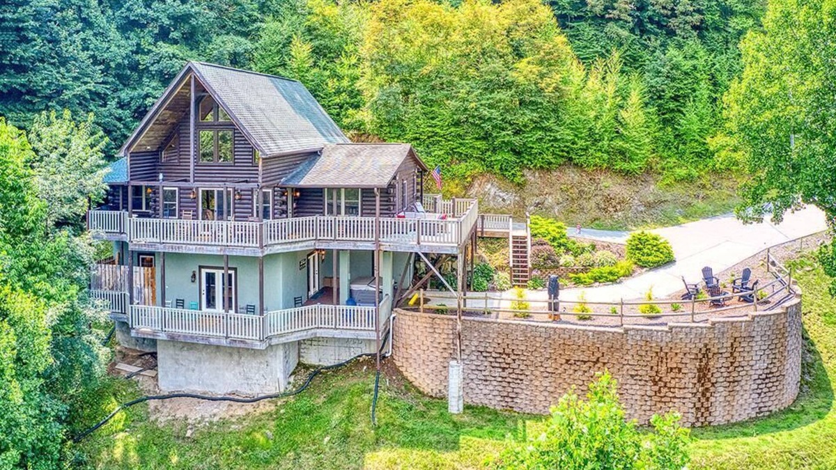 Maggie Valley Cabin | Breathtaking Views! Fast WiFi, Pool Table, Hot Tub, lvl 2 EV Charger, Fire Pit!