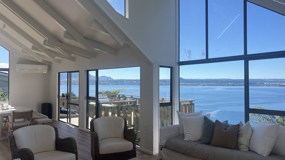 Acacia Bay House | Breathtaking views + Space for the whole family