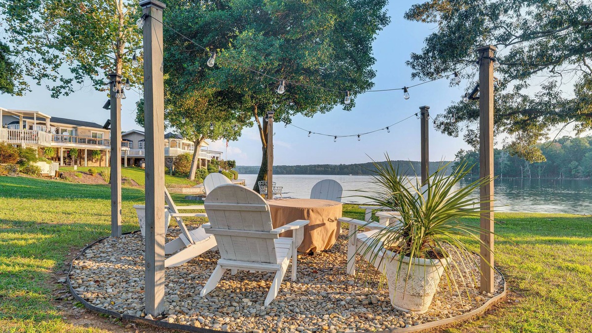 New London House | Breathtaking Views & Deck: Badin Lake House!