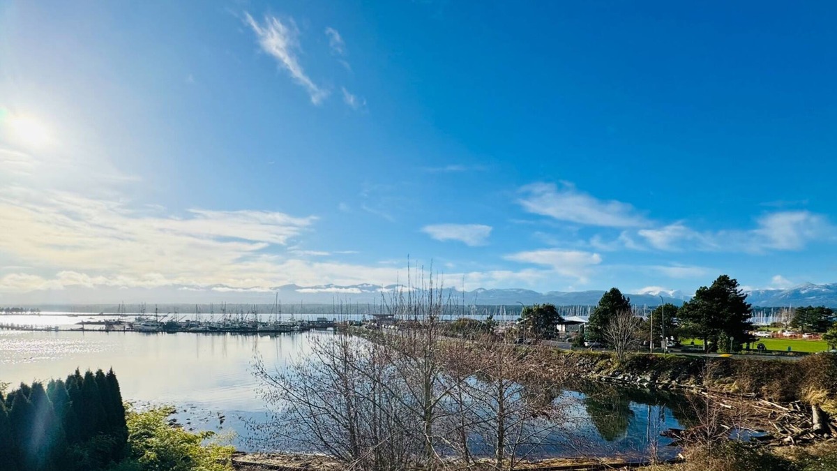 Comox House | Breathtaking Waterfront suite in central Comox